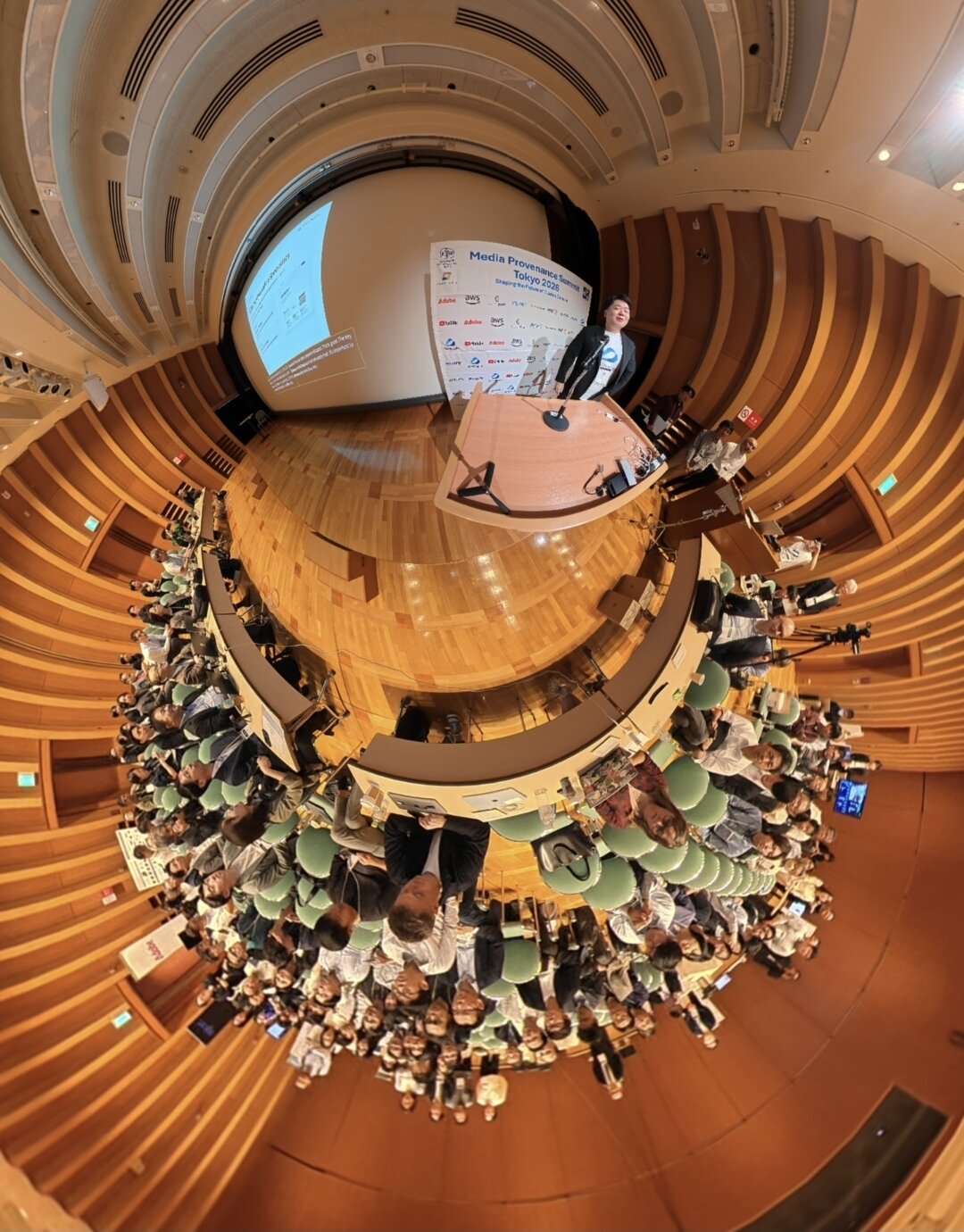 360 度カメラで撮影した会場全景。登壇者を囲むように客席が並んでいる